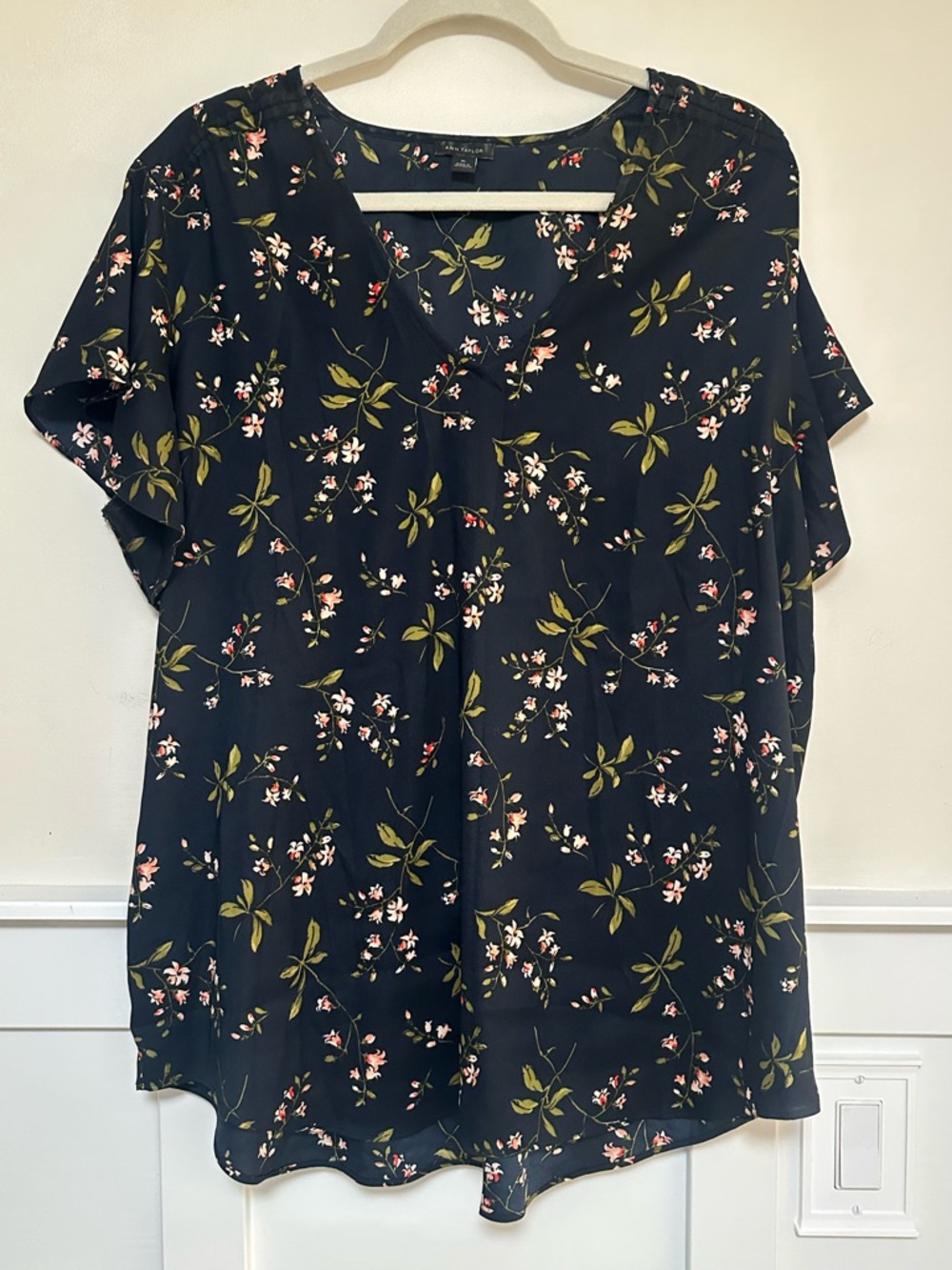 Ann Taylor Navy Floral V-Neck Short Sleeve Blouse